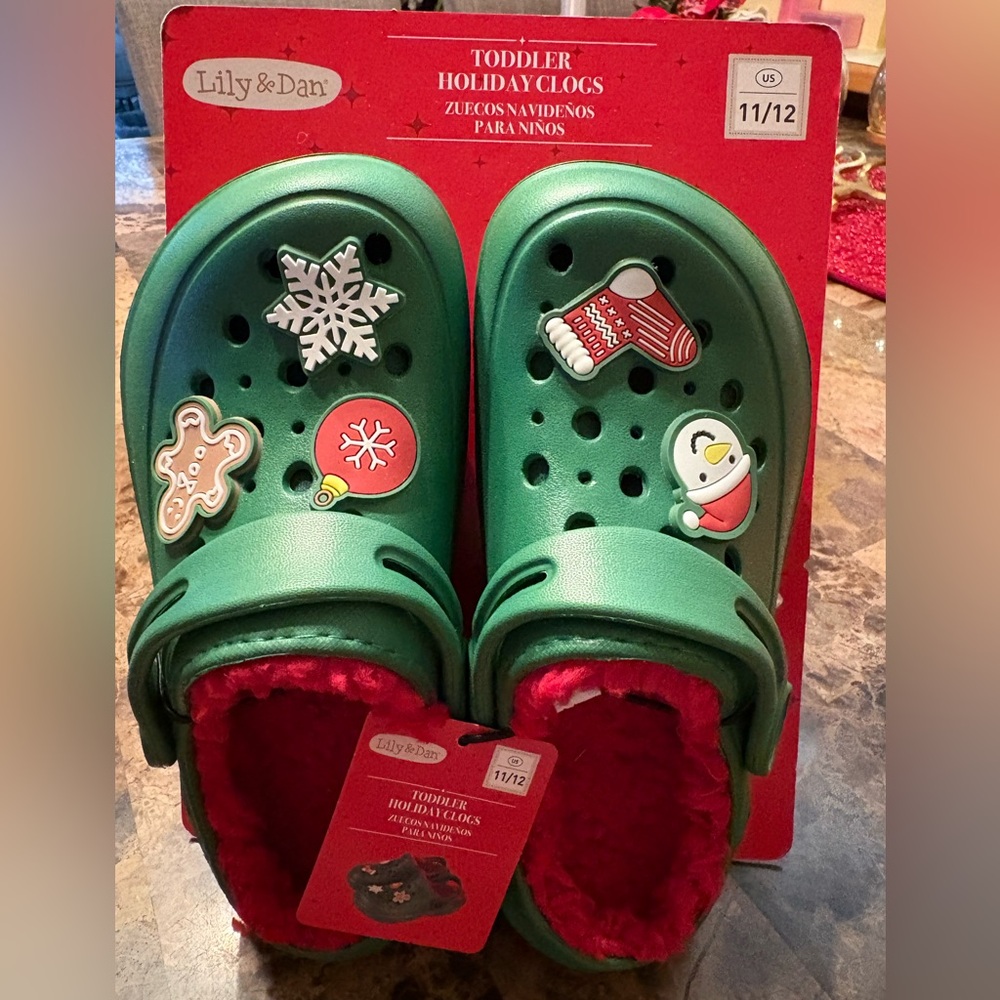 Lily & Dan NWT Kids Green Holiday Clogs with fun charms. Size 11/12